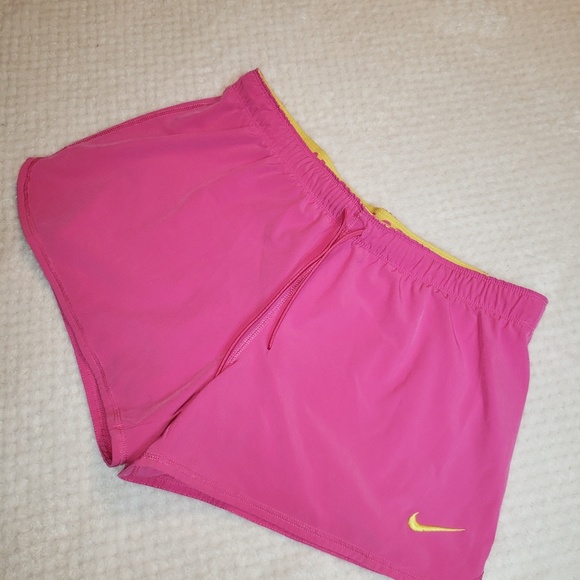 Women's Nike shorts - Picture 1 of 3
